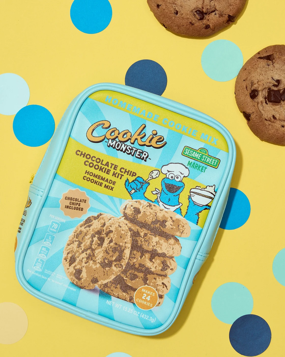 マルチポーチの表面。税込3,850円。クッキーキット風の柄で、食品や材料が入る商品ではない